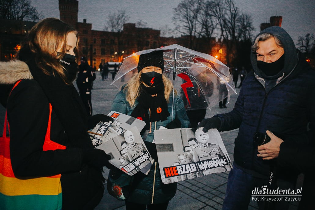 Strajk Kobiet: Stan wojny z kobietami - manifestacja we Wrocławiu - zdjęcie nr 3