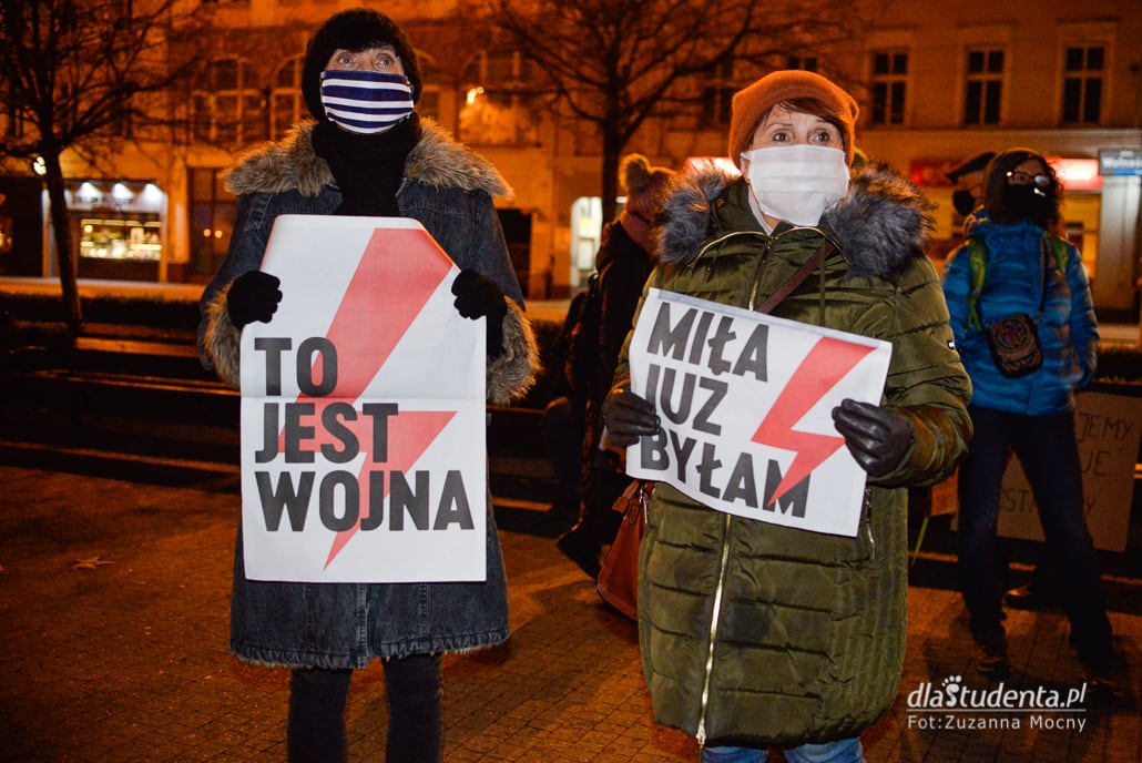 Strajk Kobiet: Blokujemy, strajkujemy i w UE zostajemy! - manifestacja w Poznaniu - zdjęcie nr 11