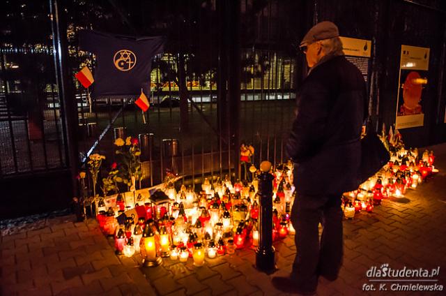 Polacy oddają hołd ofiarom zamachów we Francji  - zdjęcie nr 2