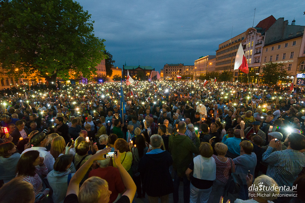 Poznań: Łańcuch światła w obronie sądów