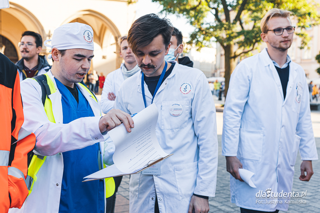 Młodzi solidarnie z medykami - protest w Krakowie - zdjęcie nr 4