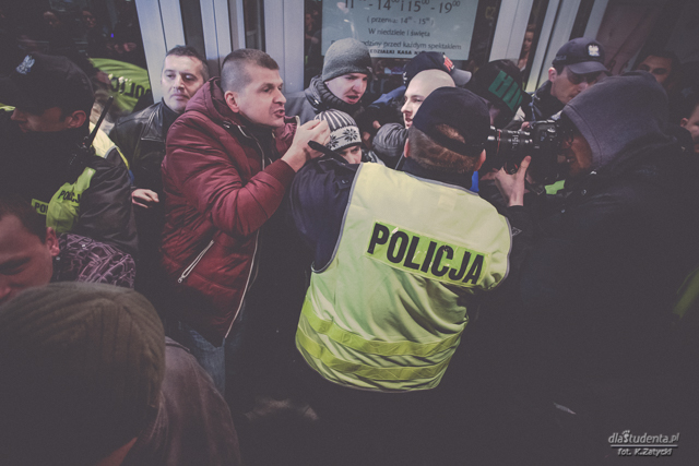 "Śmierć i dziewczyna". Policja interweniowała pod Teatrem Polskim - zdjęcie nr 2