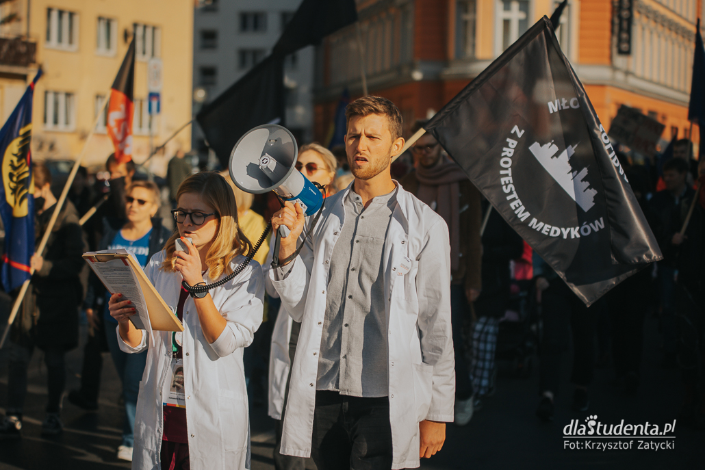Młodzi solidarnie z medykami - protest we Wroclawiu  - zdjęcie nr 6