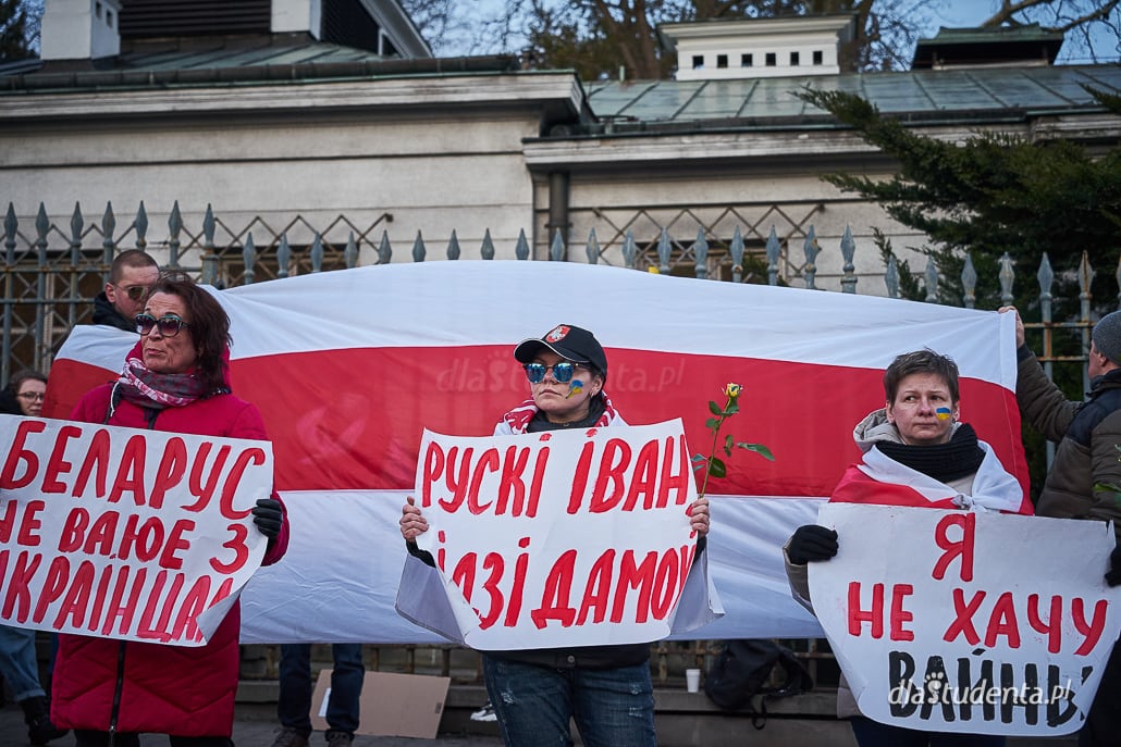 "Putin won", "Stop wojnie" - protest przed Ambasadą Rosji w Warszawie - zdjęcie nr 6