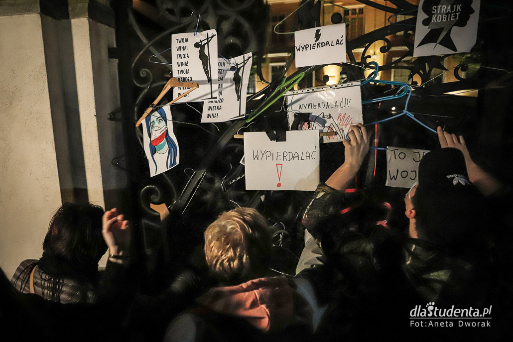 Strajk Kobiet: Noc wieszaka - manifestacja we Wrocławiu - zdjęcie nr 2