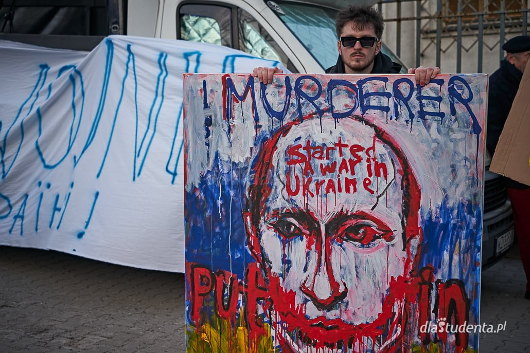 "Putin won", "Stop wojnie" - protest przed Ambasadą Rosji w Warszawie - zdjęcie nr 3