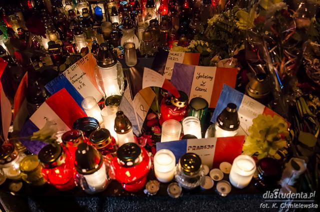 Polacy oddają hołd ofiarom zamachów we Francji  - zdjęcie nr 1