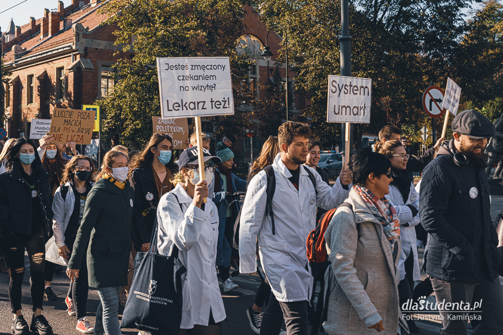 Młodzi solidarnie z medykami - protest w Krakowie - zdjęcie nr 5