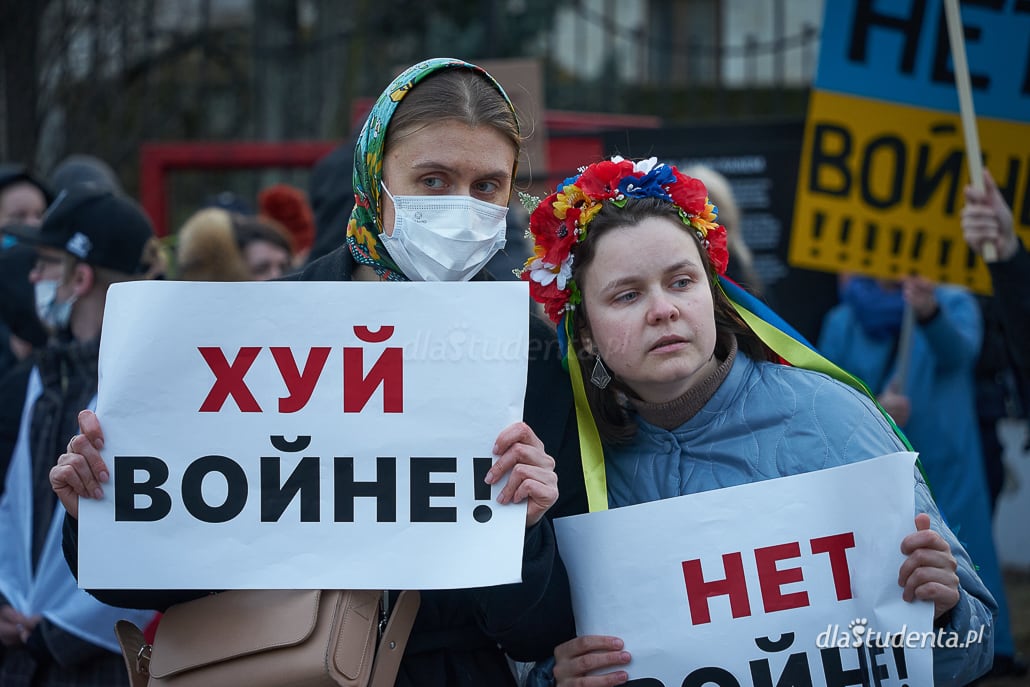 "Putin won", "Stop wojnie" - protest przed Ambasadą Rosji w Warszawie - zdjęcie nr 10