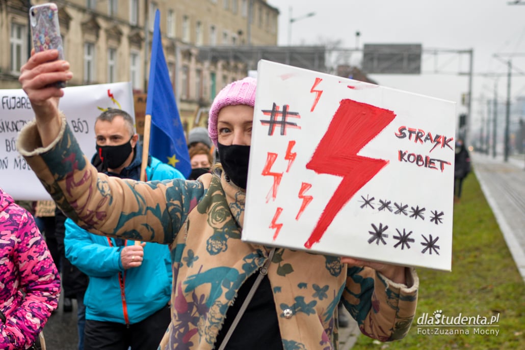 Strajk Kobiet: Solidarne przeciw przemocy władzy - manifestacja w Łodzi - zdjęcie nr 10