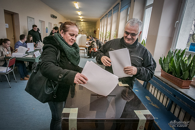 Prezydent Rafał Dutkiewicz głosuje w wyborach samorządowych 2014  - zdjęcie nr 9