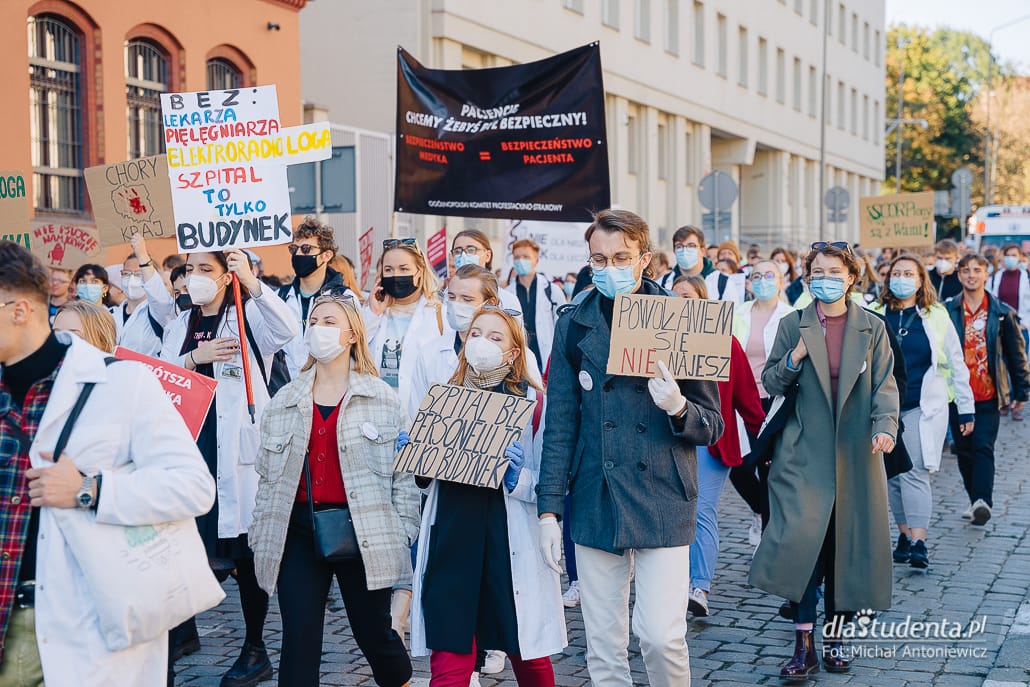 Młodzi solidarnie z medykami - protest w Poznaniu - zdjęcie nr 4