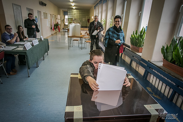 Prezydent Rafał Dutkiewicz głosuje w wyborach samorządowych 2014  - zdjęcie nr 10