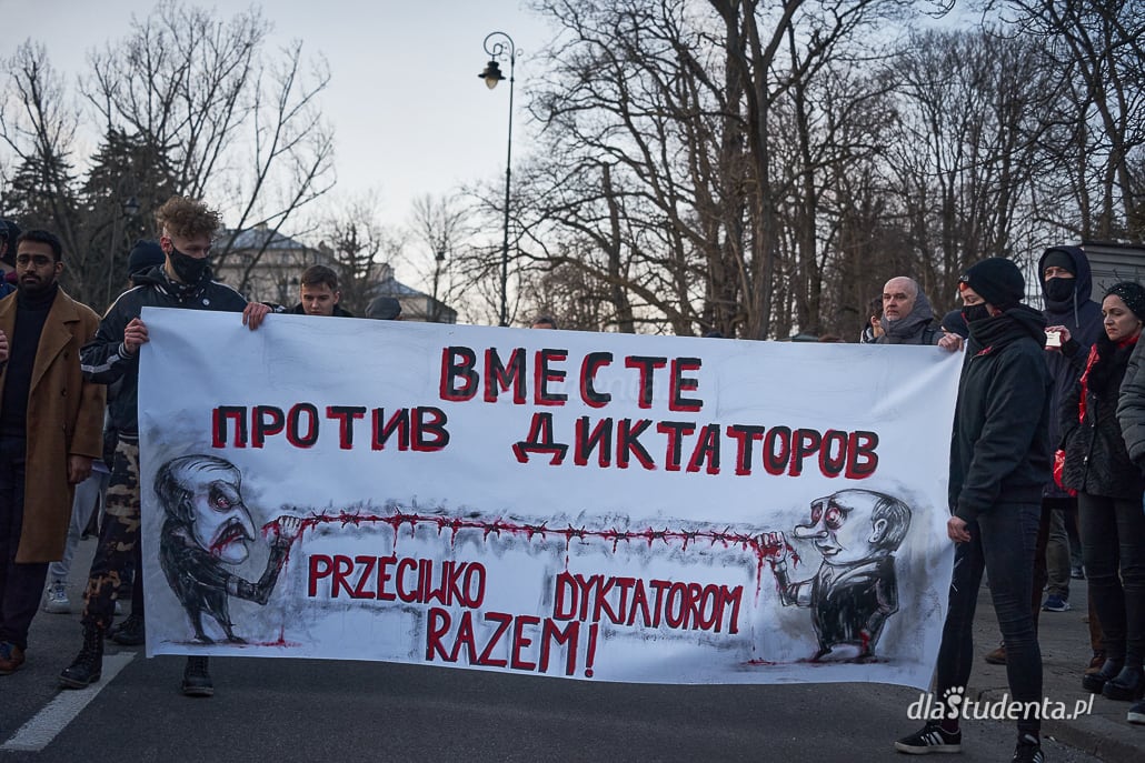 "Putin won", "Stop wojnie" - protest przed Ambasadą Rosji w Warszawie - zdjęcie nr 8
