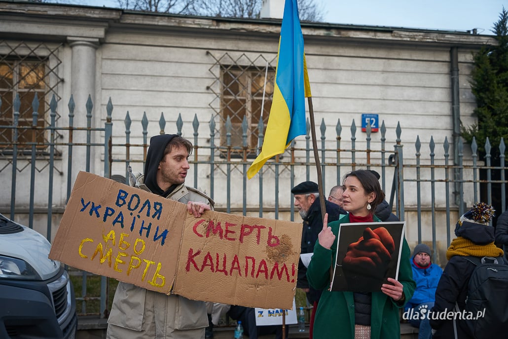 "Putin won", "Stop wojnie" - protest przed Ambasadą Rosji w Warszawie - zdjęcie nr 11
