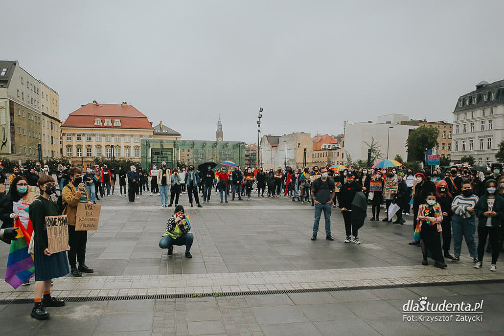 Protest przeciwko "Karcie Nienawiści" we Wrocławiu - zdjęcie nr 9