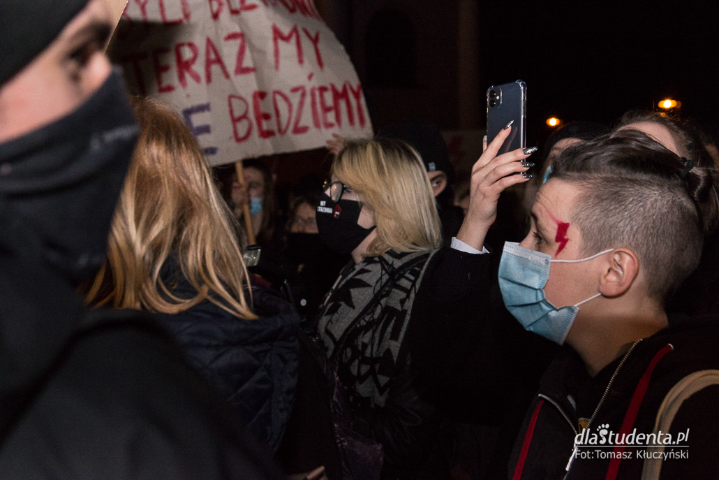 Protest pod kurią w Poznaniu - zdjęcie nr 8