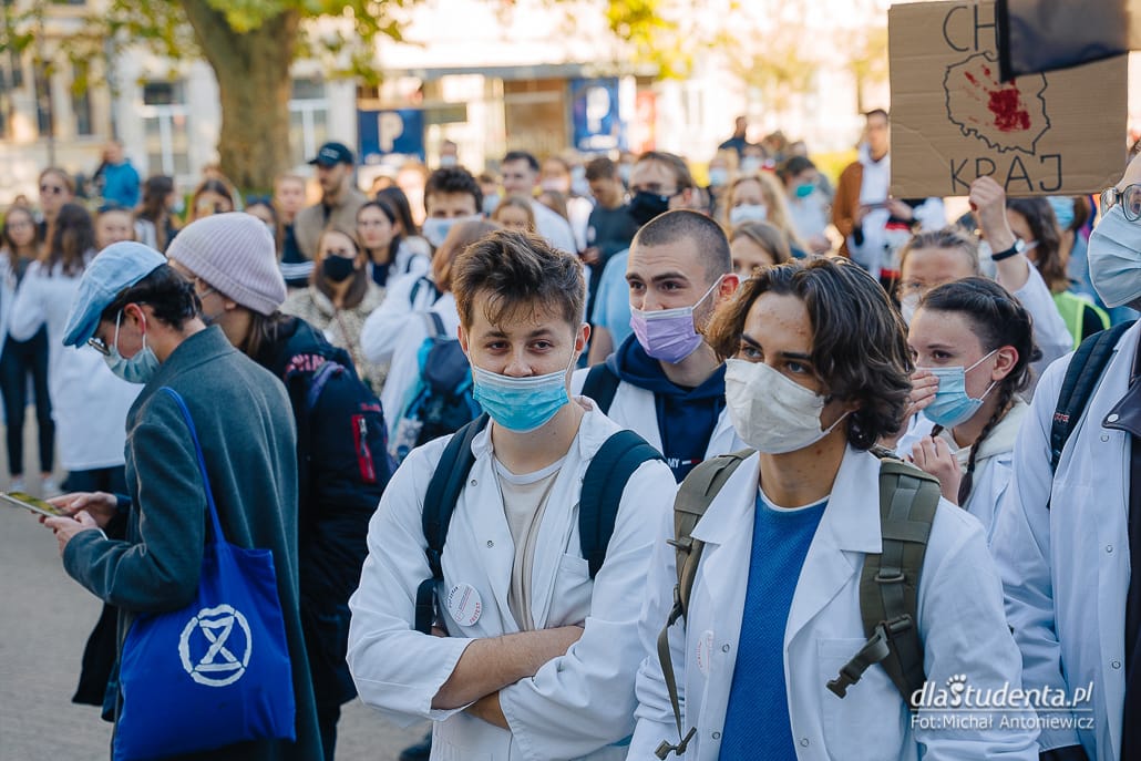 Młodzi solidarnie z medykami - protest w Poznaniu - zdjęcie nr 10