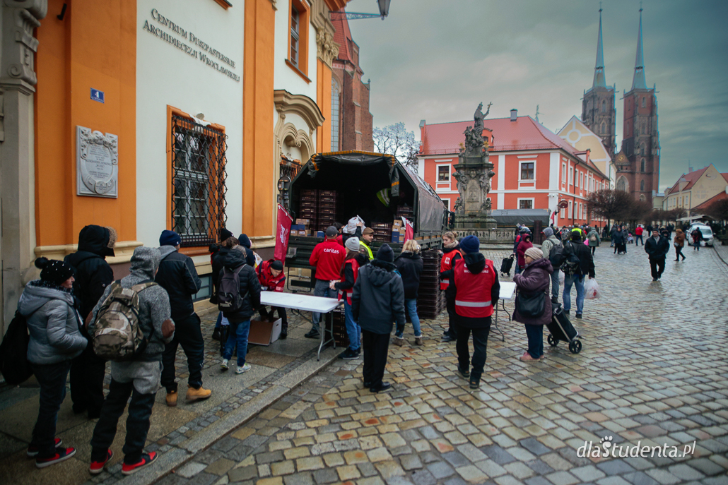 Świąteczne paczki dla potrzebujących rozdano we Wrocławiu - zdjęcie nr 2