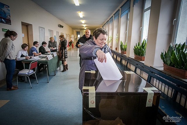Prezydent Rafał Dutkiewicz głosuje w wyborach samorządowych 2014  - zdjęcie nr 7