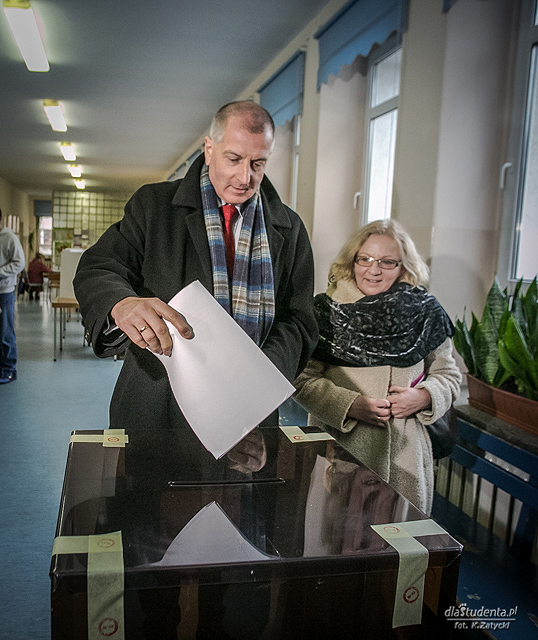 Prezydent Rafał Dutkiewicz głosuje w wyborach samorządowych 2014  - zdjęcie nr 4