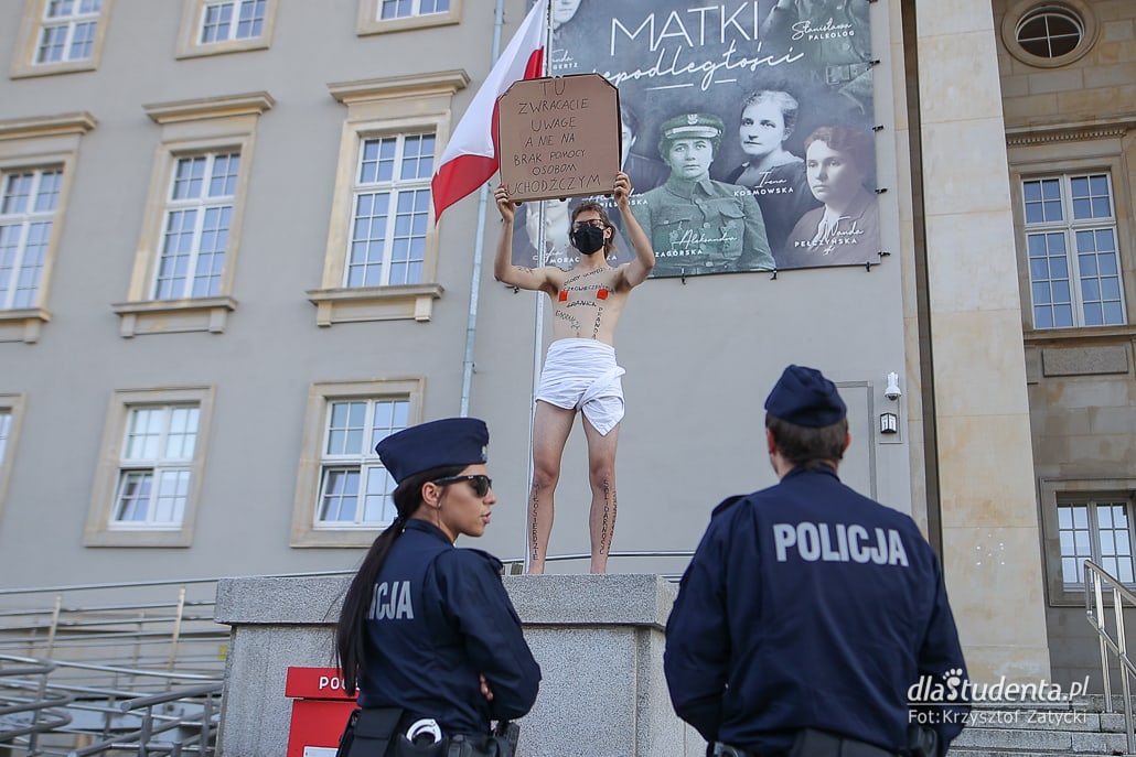 Happening aktywisty pod Urzędem Wojewódzkim we Wrocławiu  - zdjęcie nr 1
