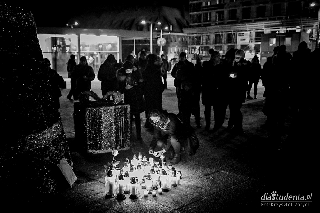 Światełko pamięci dla Pawła Adamowicza we Wrocławiu - zdjęcie nr 11