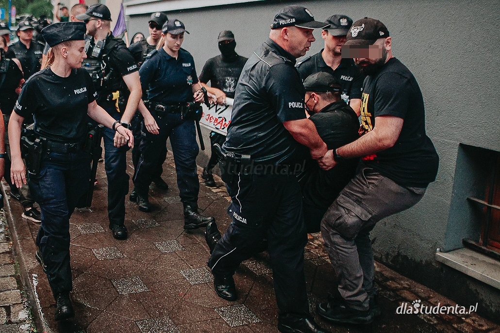 Przeciwko policyjnym gwałtom - drugi dzień demonstracji pod komisariatem we Wrocławiu