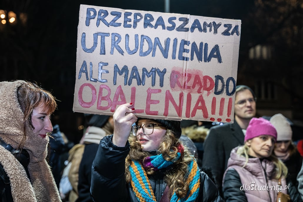 Parasolką w Kaczyńskiego - protest w Warszawie - zdjęcie nr 7