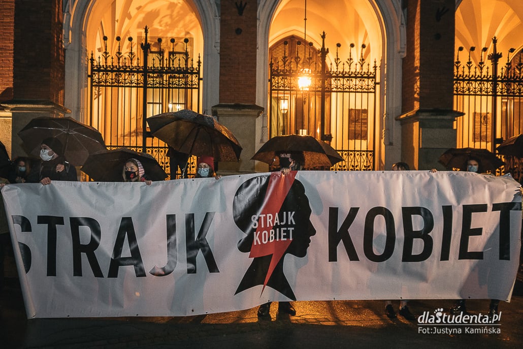 Strajk Kobiet: Tylko zjednoczone jesteśmy niezwyciężone - manifestacja w Krakowie - zdjęcie nr 1