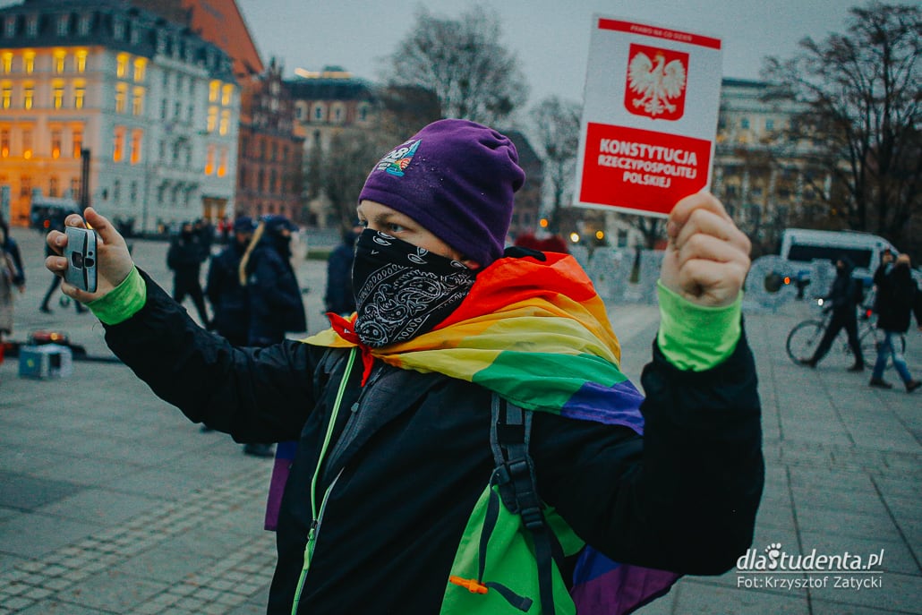 Strajk Kobiet: Stan wojny z kobietami - manifestacja we Wrocławiu - zdjęcie nr 8