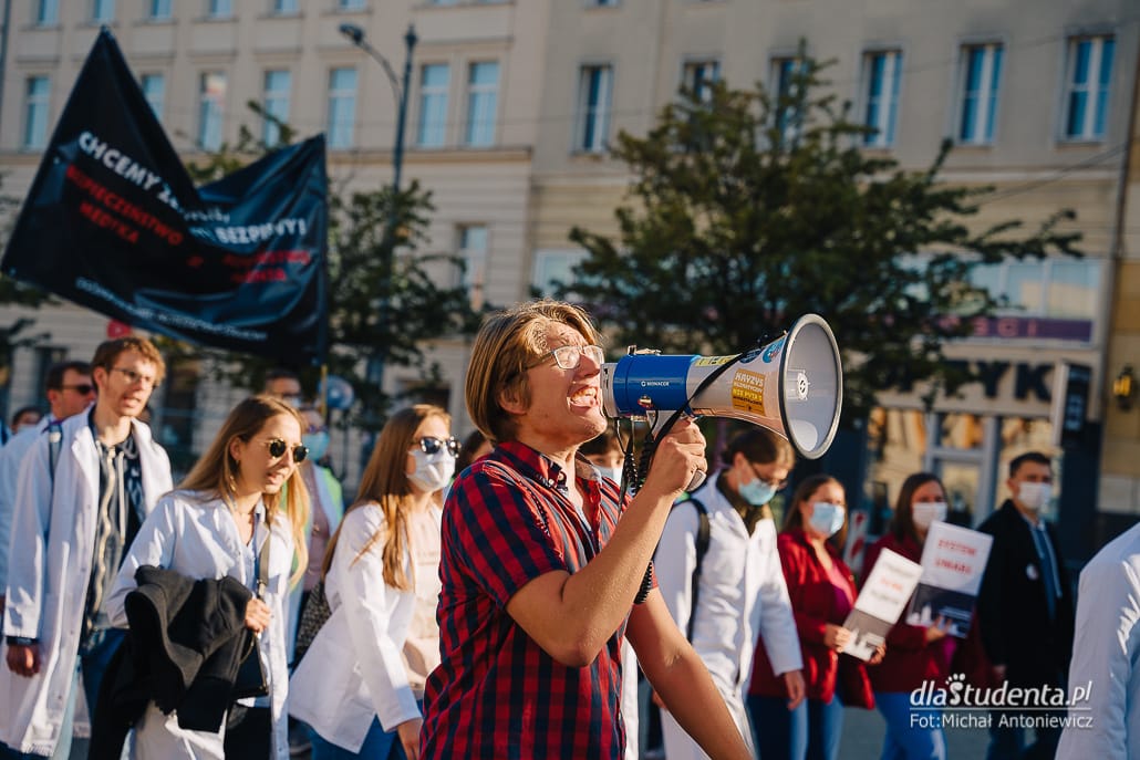 Młodzi solidarnie z medykami - protest w Poznaniu - zdjęcie nr 7