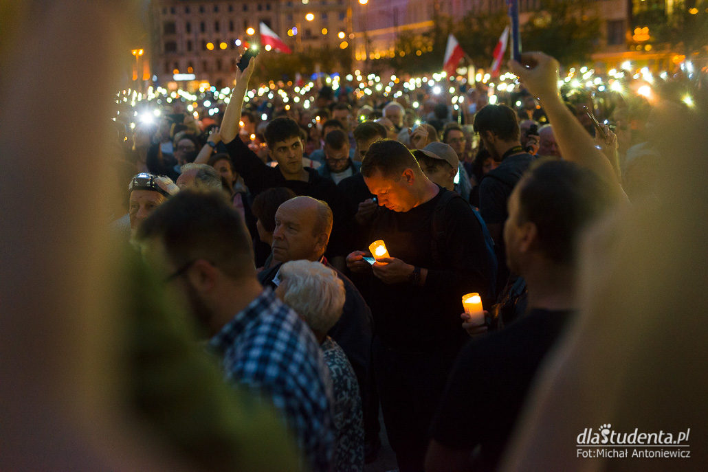 Poznań: Łańcuch światła w obronie sądów - zdjęcie nr 3