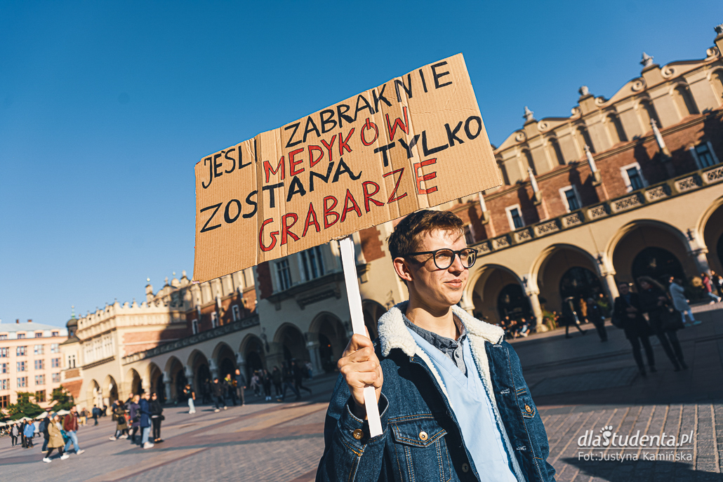 Młodzi solidarnie z medykami - protest w Krakowie - zdjęcie nr 2