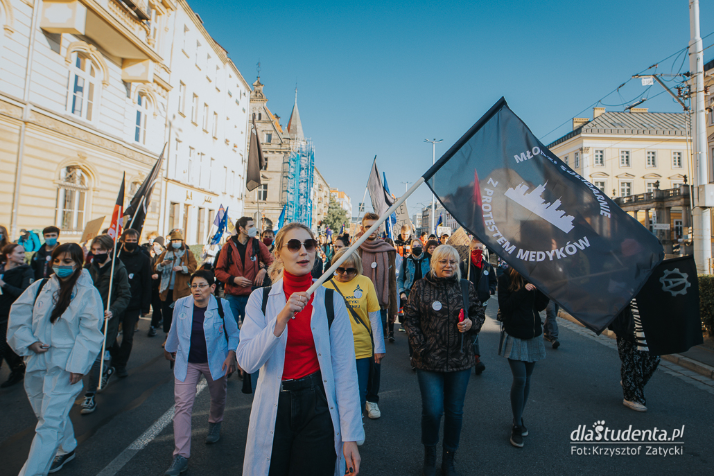Młodzi solidarnie z medykami - protest we Wroclawiu  - zdjęcie nr 2