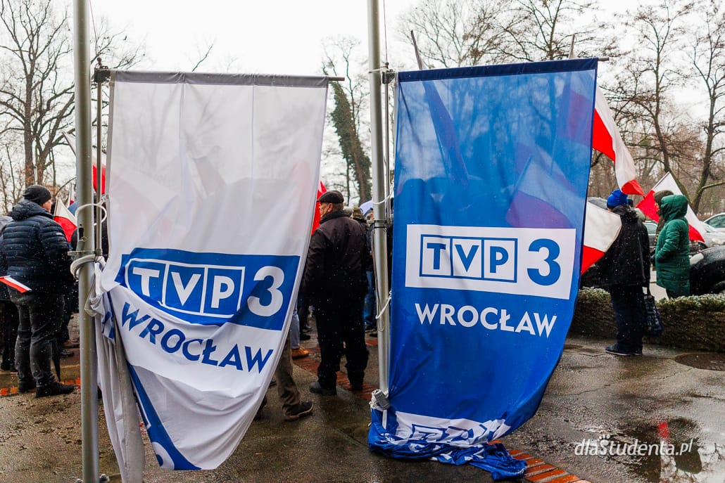 Protest w obronie wolności mediów pod TVP we Wrocławiu  - zdjęcie nr 3