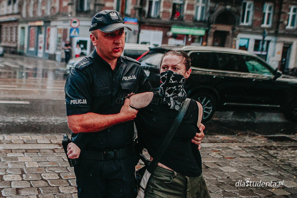 Przeciwko policyjnym gwałtom - drugi dzień demonstracji pod komisariatem we Wrocławiu - zdjęcie nr 4