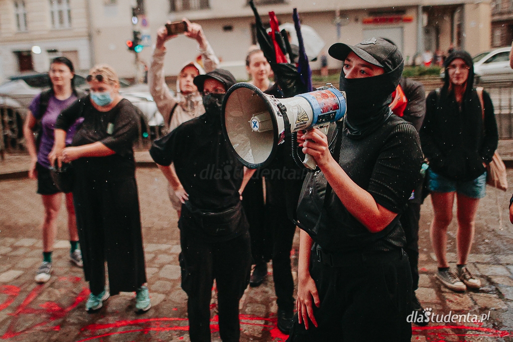 Przeciwko policyjnym gwałtom - drugi dzień demonstracji pod komisariatem we Wrocławiu - zdjęcie nr 10