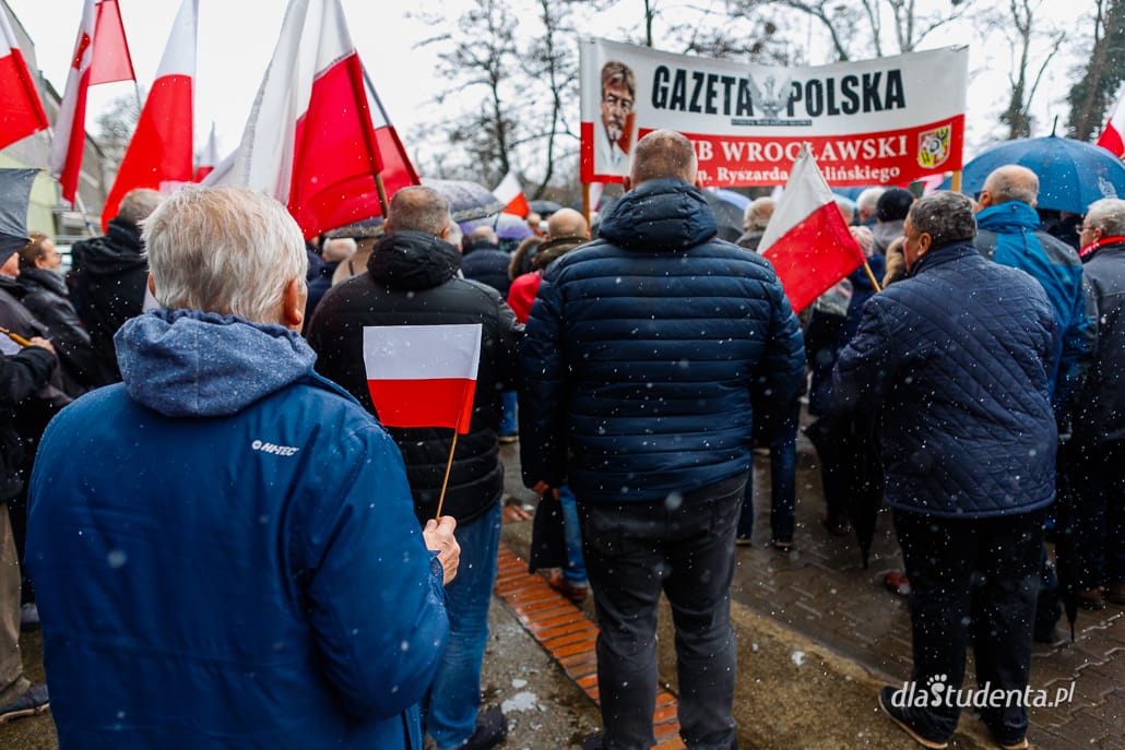 Protest w obronie wolności mediów pod TVP we Wrocławiu  - zdjęcie nr 9