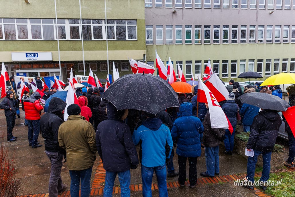 Protest w obronie wolności mediów pod TVP we Wrocławiu  - zdjęcie nr 6