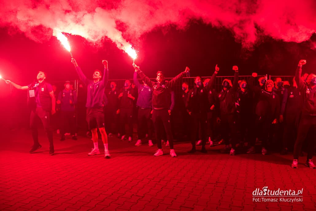 Powitanie pilkarzy Lecha Poznan pod stadionem po awansie do Ligi Europy  - zdjęcie nr 11