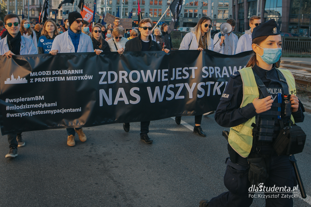 Młodzi solidarnie z medykami - protest we Wroclawiu  - zdjęcie nr 4