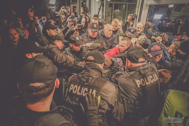 "Śmierć i dziewczyna". Policja interweniowała pod Teatrem Polskim - zdjęcie nr 5