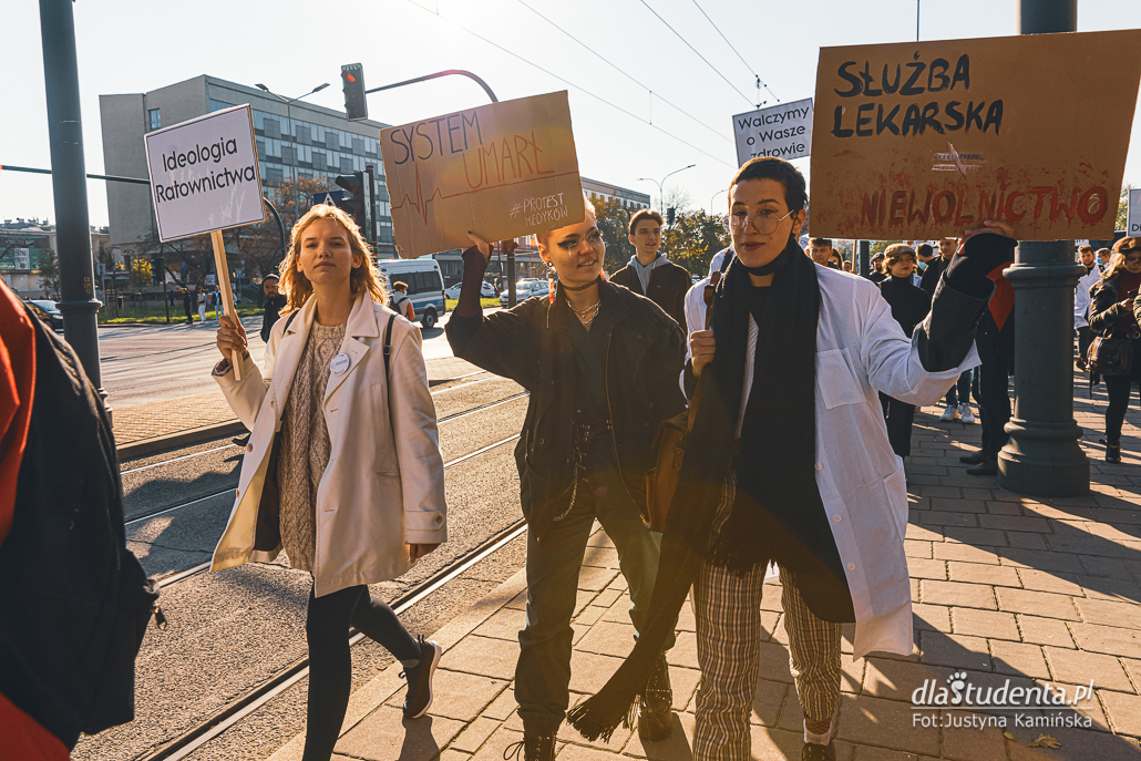 Młodzi solidarnie z medykami - protest w Krakowie - zdjęcie nr 13