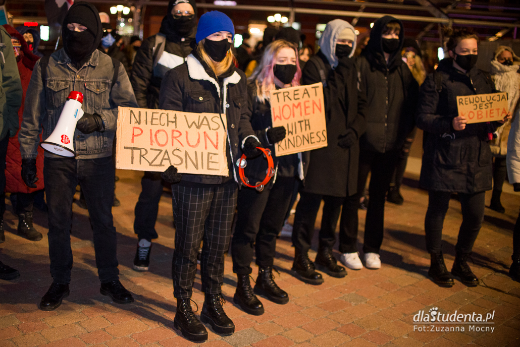 Strajk Kobiet 2021: Nigdy nie będziesz szła sama - manifestacja w Łodzi - zdjęcie nr 12