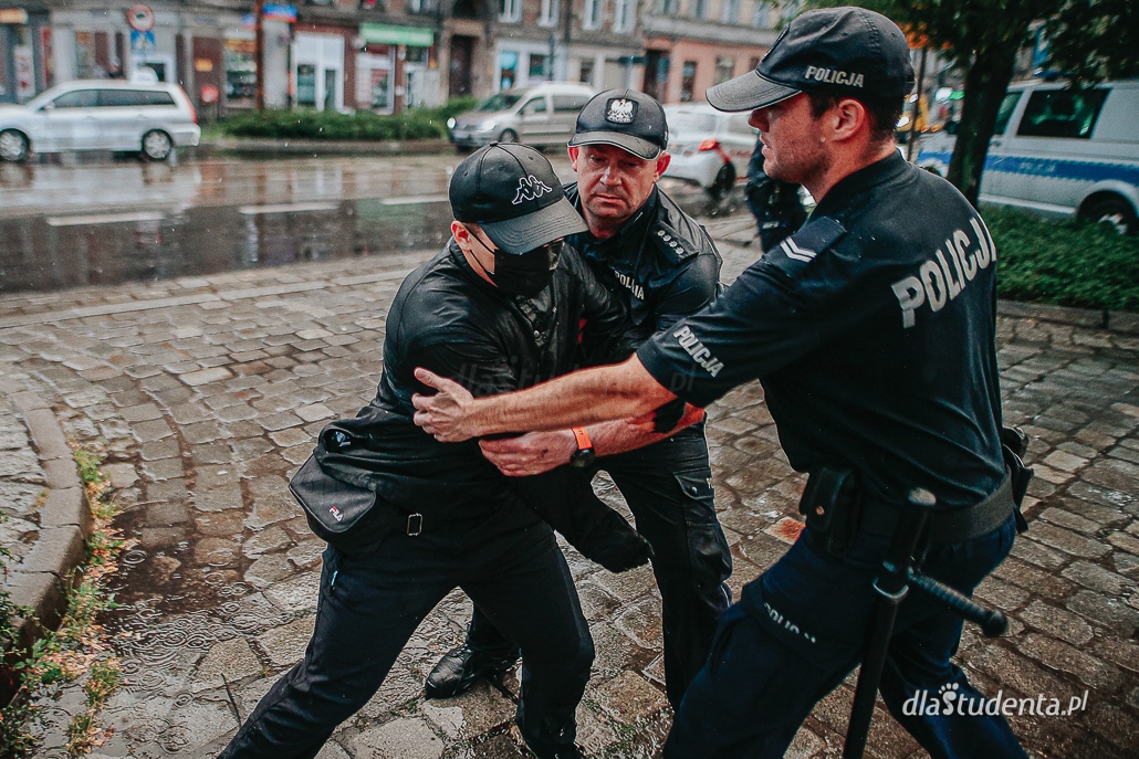 Przeciwko policyjnym gwałtom - drugi dzień demonstracji pod komisariatem we Wrocławiu - zdjęcie nr 3