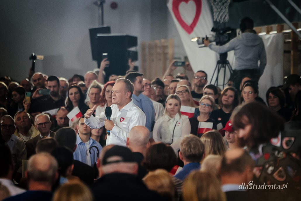 Donald Tusk spotkał się z mieszkańcami wrocławskiego Jagodna  - zdjęcie nr 11