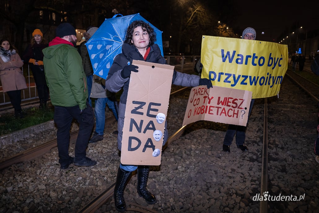 Parasolką w Kaczyńskiego - protest w Warszawie - zdjęcie nr 5