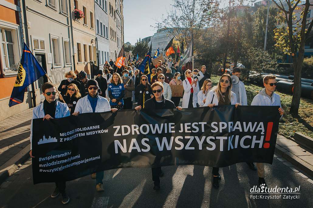 Młodzi solidarnie z medykami - protest we Wroclawiu  - zdjęcie nr 1