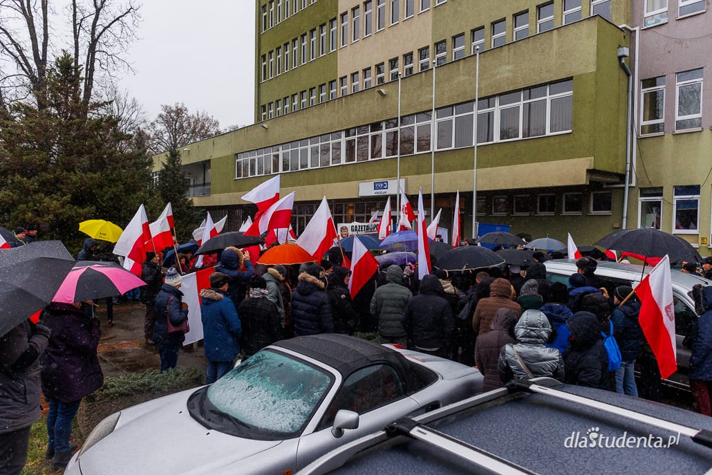 Protest w obronie wolności mediów pod TVP we Wrocławiu  - zdjęcie nr 10